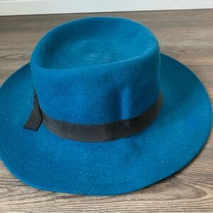 Lis Claiborne 100% wool hat